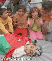 Palestinian children mourn